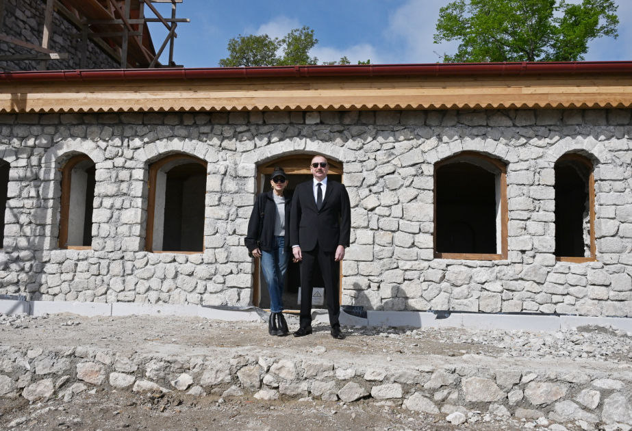总统和总统夫人视察舒沙乌泽伊尔·哈吉贝利故居博物馆修复工程